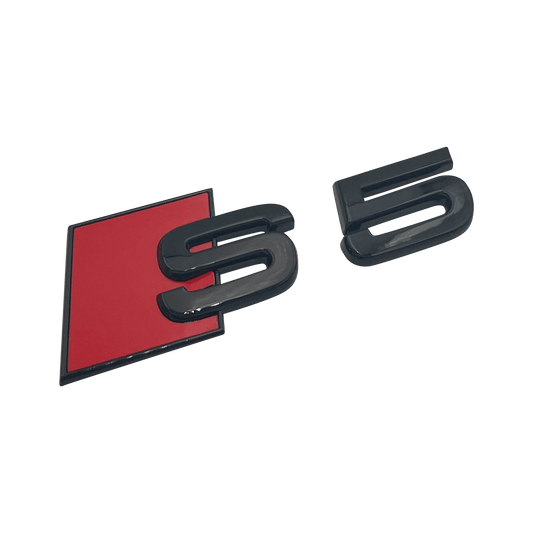 Svart Audi S5 bakemblem